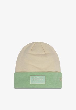 Czapka dziana z kremowym wierzchem i miętowym mankietem. Zawiera prostokątną metkę z napisem "Oracle Red Bull Racing" w jasnoniebieskim kolorze.