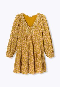 Robe fleurie jaune à manches longues, décolleté en V, corsage froncé, et broderie blanche le long du col. Présente des motifs floraux roses et blancs.