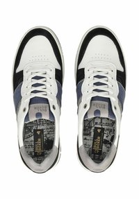 Bílé a černé sportovní tenisky s plátěným svrškem, texturovanými detaily a vzorovanou stélkou s logem. Klasický design na šněrování.