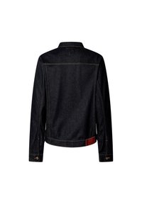 Chaqueta de mezclilla oscura con una silueta ajustada, costuras visibles, puños abotonados y una pequeña etiqueta de cuero en el dobladillo trasero.