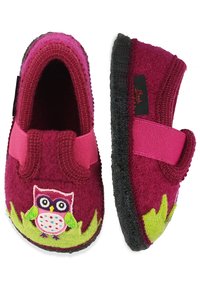 Filzpantoffeln in Fuchsia mit einem pinken Riemen. Mit einem Eulendesign und bunten Akzenten auf einer grünen Grasfläche. Schwarze Gummisohle.