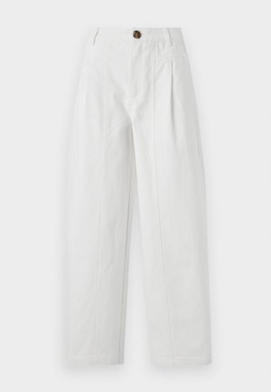Weiße weite Baumwollhose mit strukturiertem Finish. Verfügt über einen braunen Knopf, Falten und seitliche Taschen.