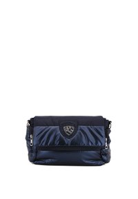 Borsa imbottita blu navy con esterno in nylon liscio, hardware argentato e un logo scudo prominente decorato con strass. Tracolla regolabile.