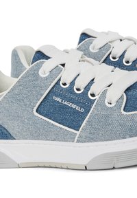 Farkkutennarit valkoisilla nauhoilla, joissa on vaaleansinisiä ja tummansinisiä kangaspaneeleita sekä logopatch. Kumo-osa, jossa on teksturoitu pinta.