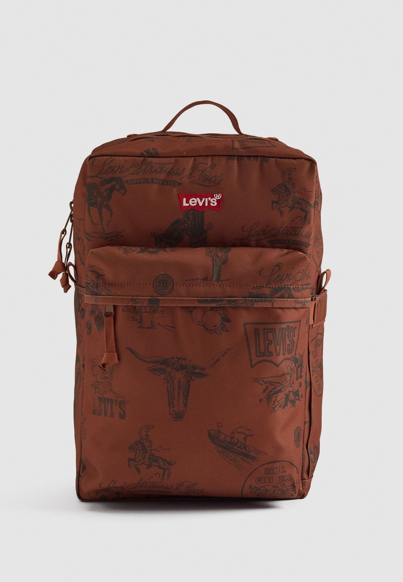 Mochila marrón con diseños impresos en negro, que cuenta con un compartimento principal, un bolsillo frontal con cremallera y un asa en la parte superior. Logo de Levi's en la parte delantera.