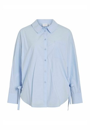 Hele sinine nööbitav särk terava kraega, üks rindtasku ja reguleeritavate lipsudetailidega varrukatel, valmistatud kergest kangast.