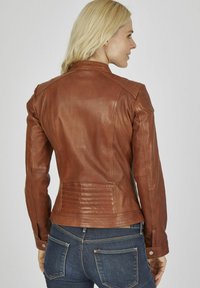 Braune Leder-Motorradjacke mit gesteppter Naht an Schultern und Rücken, taillierte Passform und Knopfakzenten an den Bündchen.
