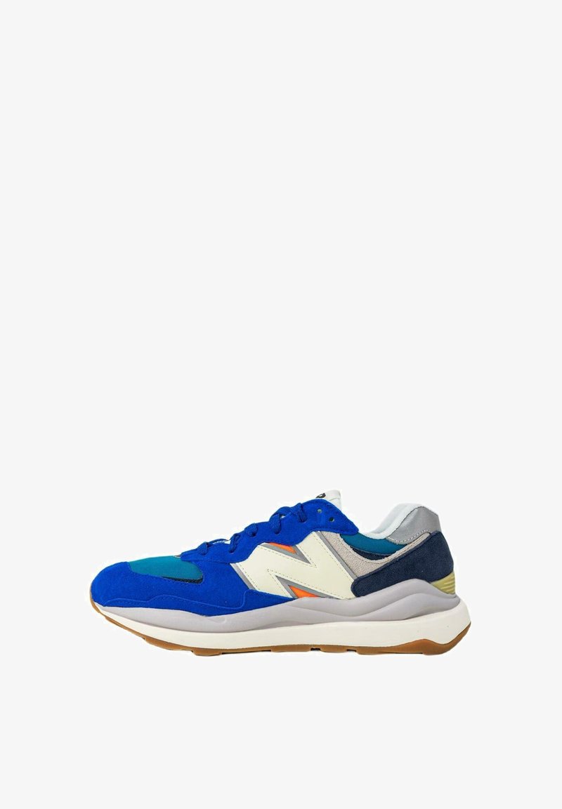 Baskets de sport bleu, blanc, sarcelle et gris avec des accents orange et une semelle en gomme, vue de côté, design à lacets, semelle intercalaire rembourrée.