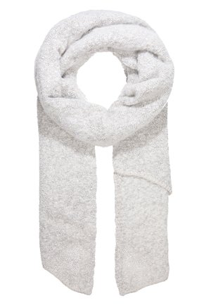 Miękki, gruby, biały, dziergany szal zawinięty w kółko, z końcami swobodnie zwisającymi, wykonany z teksturowanego, przytulnego materiału.