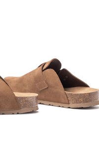 Bottines en suède brun à enfiler avec une semelle intermédiaire en liège et une semelle extérieure en caoutchouc texturé, présentent un dos ouvert et un design minimaliste.