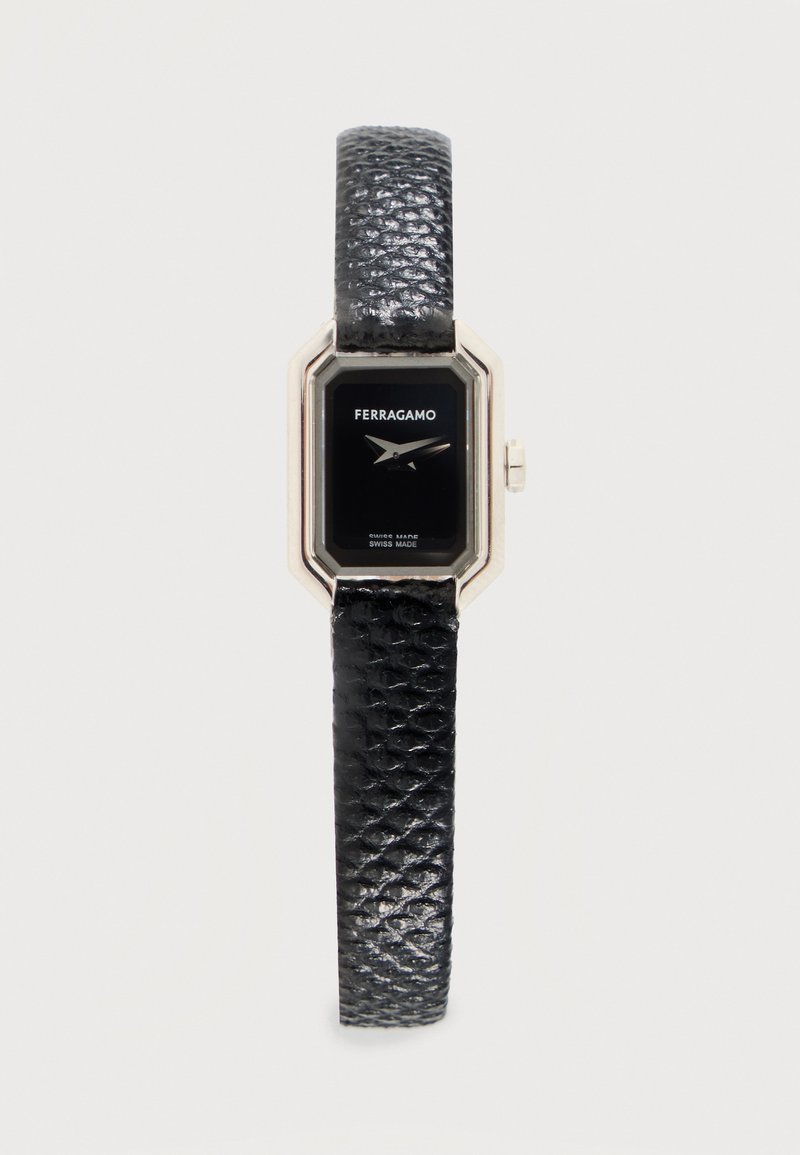 Montre-bracelet Ferragamo avec cadran rectangulaire noir, boîtier argenté et bracelet en cuir noir texturé, indiquant l'heure 10h10.