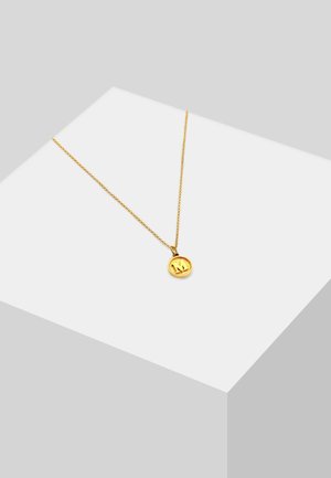 Goldene Halskette mit einem runden Anhänger, der ein strukturiertes Design und einen erhabenen Buchstaben "M" aufweist, an einer zarten Kette.