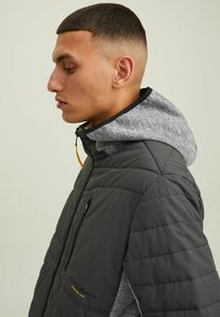 Jack & Jones JCOBERG HYBRID JACKET - Jas - asphalt