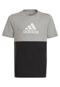 Šedé a černé tričko s krátkým rukávem vyrobené z bavlny, s kulatým výstřihem a výrazným bílým logem Adidas na hrudi.