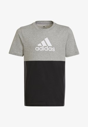 Šedé a černé tričko s krátkým rukávem vyrobené z bavlny, s kulatým výstřihem a výrazným bílým logem Adidas na hrudi.