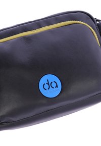 Bolso cruzado de cuero negro con detalle de cremallera amarilla, que presenta un logotipo azul circular en la parte frontal. Textura suave y diseño compacto.
