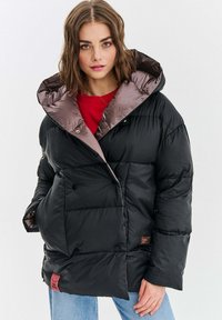 Czarna, pikowana kurtka o podwójnym zapięciu, z błyszczącym brązowym kapturem i różowym logo na hemie. Gruby, teksturowany materiał.