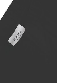 Tessuto nero con una texture liscia, caratterizzato da un'etichetta bianca con il nome del marchio "PEROFIL" e "X-TOUCH" stampato in nero.