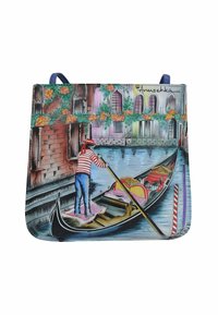 Gondel-themed Handtasche mit einem lebhaften, bemalten Design und einer Figur in gestreiftem Hemd, hergestellt aus robustem Stoff mit blauen Trägern.