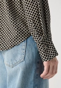 Marc O'Polo CASUAL FIT KENT COLLAR PRINT - Button-down blouse - black white