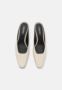 Calvin Klein HEEL MULE - Korolliset pistokkaat - turtle dove