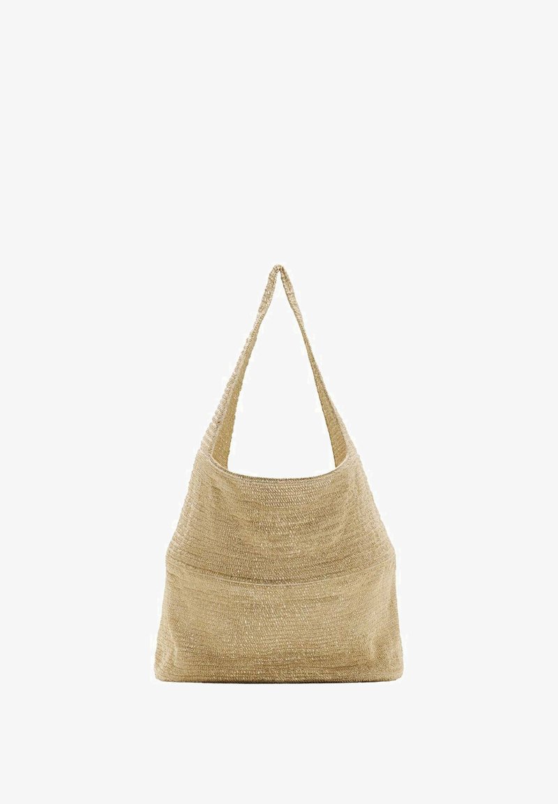 Gran bolsa de tote tejida color beige con una sola correa para el hombro, superficie texturizada y una amplia abertura, adecuada para uso casual.
