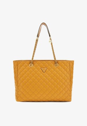 Sac fourre-tout matelassé jaune avec une texture lisse, des sangles en chaîne dorée et un accent de logo triangulaire. Dispose d'un design ouvert en haut pour un accès facile.