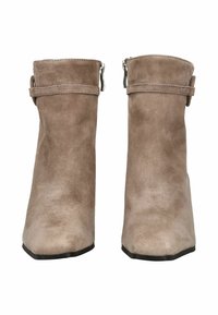 Par de botas de ante taupe hasta el tobillo con cremallera lateral y detalle de correa, puntera cuadrada y tacón bajo negro, vista frontal.
