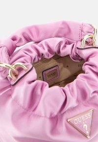 Guess TWILLER - Handtasche - rose