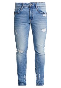 Vaqueros de denim de color azul claro con corte ajustado, que presentan detalles desgastados y rasgaduras en las rodillas. Diseño clásico de cinco bolsillos y cierre de botón.