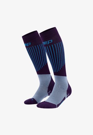 Kompressionssocken in Lila und Hellgrau. Mit vertikalen blauen Streifen, glatter Textur und verstärkten Fersen- und Zehenbereichen.