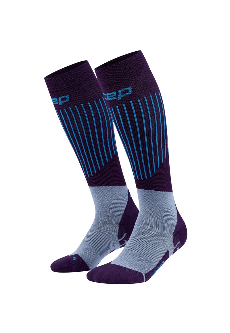 Kompressionssocken in Lila und Hellgrau. Mit vertikalen blauen Streifen, glatter Textur und verstärkten Fersen- und Zehenbereichen.