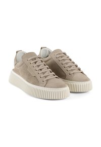 Sneaker beige in suede con lati in rete, punte rotonde, suola piatta in gomma color crema e design di allacciatura abbinato. Suola ribbed testurizzata per una buona aderenza.