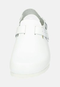 Sabots blancs avec une finition en cuir lisse, dotés de deux fermetures à sangle réglables et d'une semelle rembourrée. Design à l'arrière fermé.