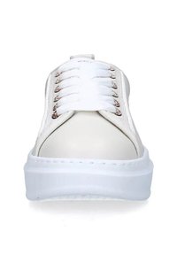 Sneaker bianco con tomaia in pelle liscia, suola di gomma bianca piatta e sei coppie di lacci bianchi infilati in occhielli metallici.