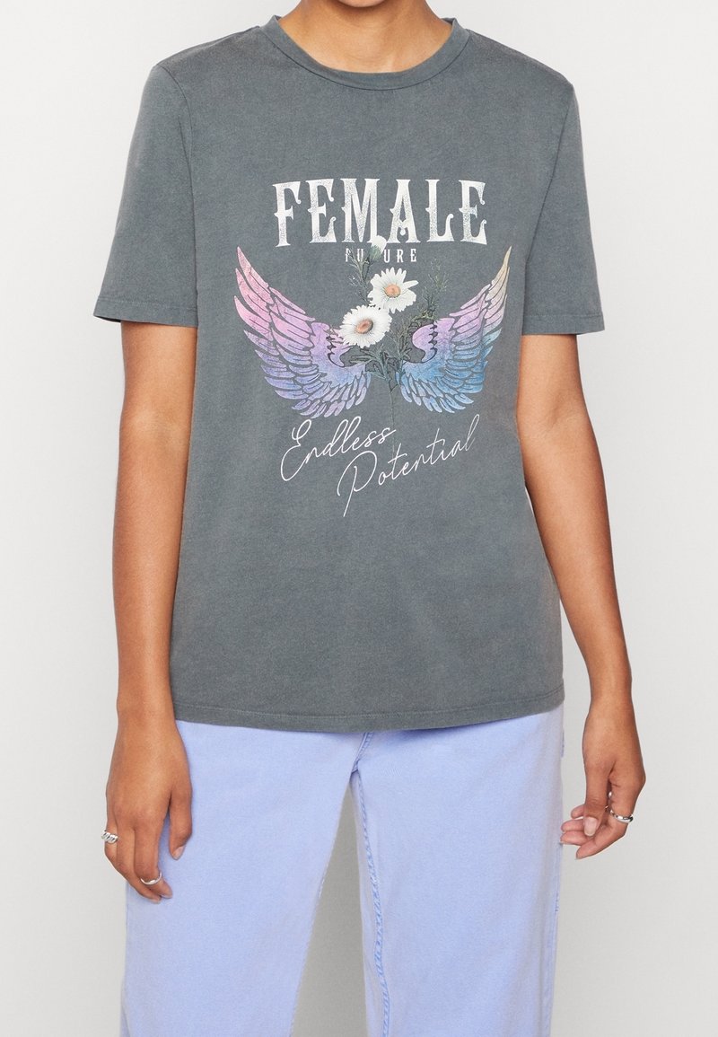 Kostokauhva harmaasta puuvillasta, jossa on graafinen kuvasto siivistä, päivänkakkaroista ja teksti "NAISEN Tulevaisuus Loppumattomat Mahdollisuudet" valkoisissa ja pastelliväreissä.