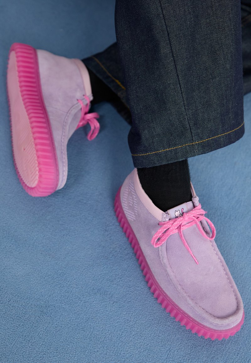 Clarks TORHILLEXPLORE POKÈMON UNISEX - Kasdieniai suvarstomi batai - grey/pink