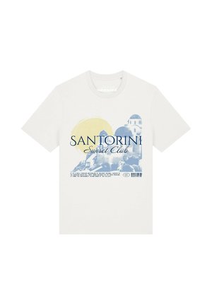 Weißes T-Shirt mit blauem und gelbem Motiv von Gebäuden in Santorini, einer gelben Sonne und dem Schriftzug "Santorini Sunset Club".