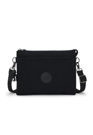 Borsa a tracolla nera in tessuto con chiusura a zip, logo impresso, tracolla regolabile e un piccolo charm decorativo. Texture liscia.