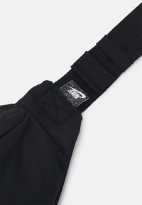 Nike Sportswear HERITAGE UNISEX - Bolsa de cintura - black/white
