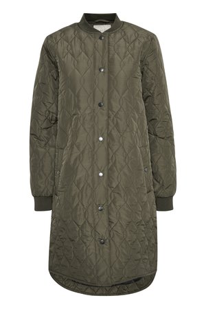 Manteau long matelassé en vert olive, avec un col rond, une fermeture à boutons-pression et des poignets côtelés. Tissu lisse et texturé avec un motif en losanges.