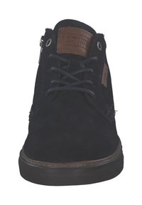 Marineblauwe suède hoge sneaker met een bruine leren accent op de tong, ronde veters en rubberen zool. Bevat metalen oogjes en stikdetails.