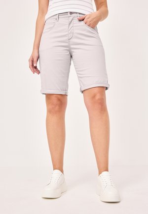 Hellgraue Denim-Shorts mit umgeschlagenen Säumen, Fronttaschen und einem Bund. Kombiniert mit weißen Sneakers vor einem neutralen Hintergrund.