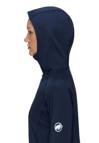 Marineblaue Kapuzenjacke aus glattem, dehnbarem Stoff. Verfügt über Nähdetails und ein Logo-Patch am linken Ärmel. Seitenansicht.