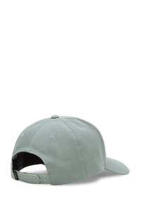 Cappellino da baseball verde chiaro in cotone, con visiera curva, fibbia posteriore per regolare la misura e fori di ventilazione. Texture liscia e design semplice.