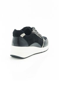Sneaker nera in suede e pelle con suola bianca, dotata di una cerniera laterale, pannello grigio a contrasto e texture lisce.