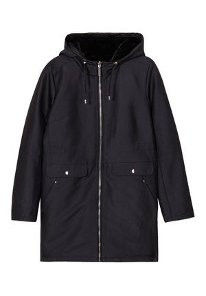 Schwarze Kapuzenjacke mit Reißverschluss vorne, Seitentaschen und Druckknopfverschluss an den Klappen. Glattes Stoffmaterial mit weicher Innenauskleidung.