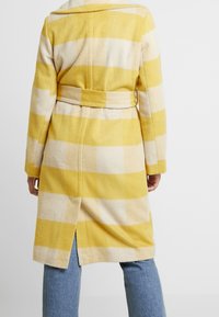 Miss Selfridge Cappotto classico - yellow