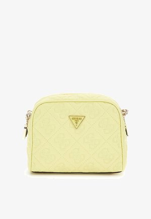 Borsa a tracolla gialla trapuntata con motivo a logo in rilievo, accessori in oro, chiusura con zip e fondo piatto. Forma compatta e rettangolare con texture liscia.