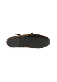 Schuh mit Leopardenmuster zum Hineinschlüpfen, weiches Obermaterial aus Wildleder, schwarze Gummisohle und keine sichtbaren Beschläge. Flaches Design, runde Zehenpartie und flexible Bauweise.